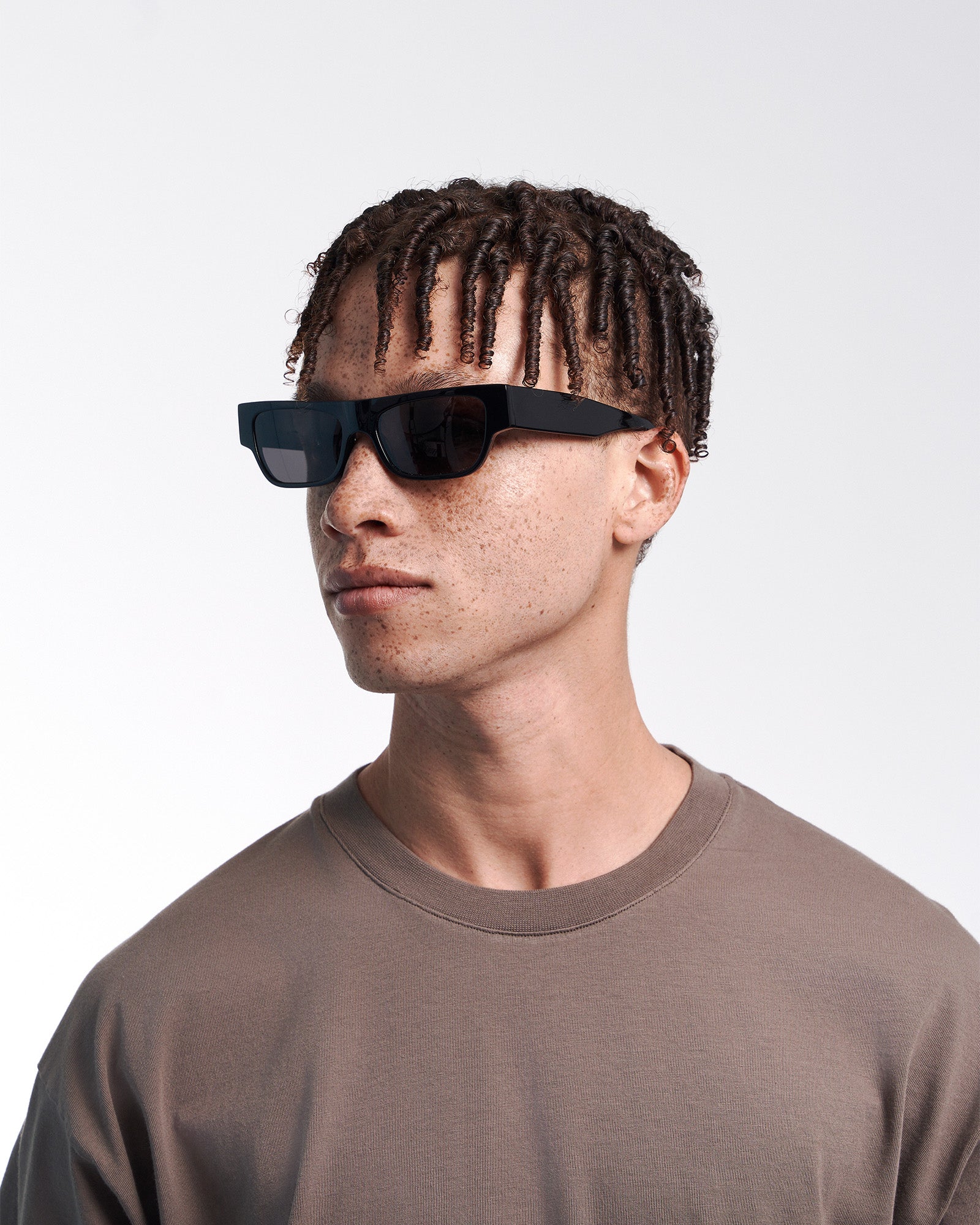 Sunglass 04 - Deep Black Solid - Lavender